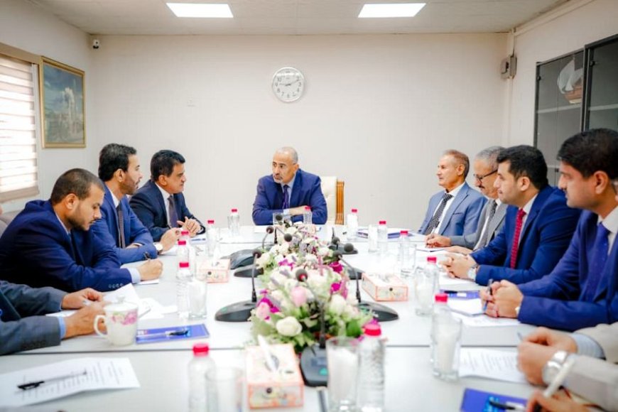 اللواء الزُبيدي يترأس اجتماعاً موسعاً للوقوف على الخطوات المنجزة لإعادة تشغيل مصفاة عدن