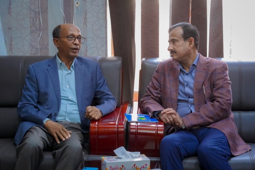 المحافظ بن الوزير يبحث مع رئيس هيئة موانئ البحر العربي سبل تعزيز التنسيق المشترك وتطوير العمل البحري