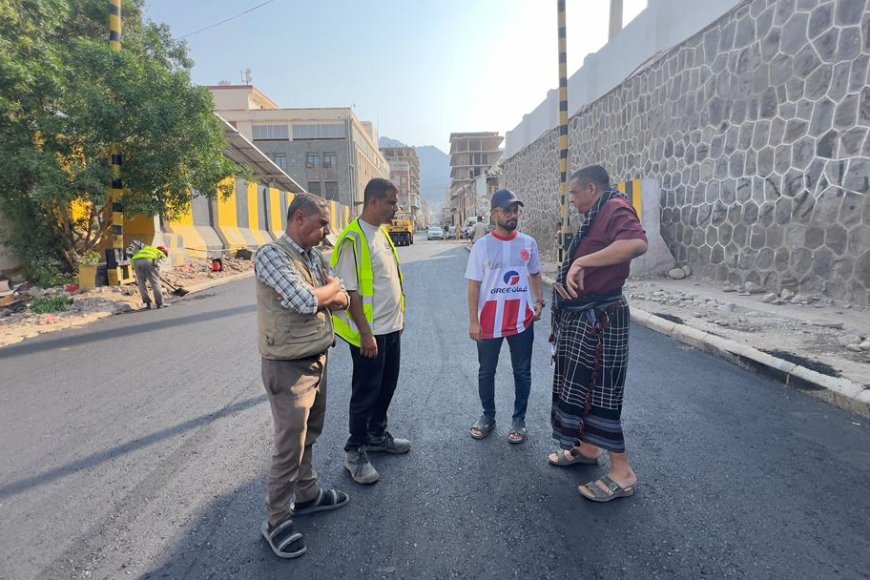 مدير صيرة يطلع على أعمال سفلتة خط البنك المركزي بعدن