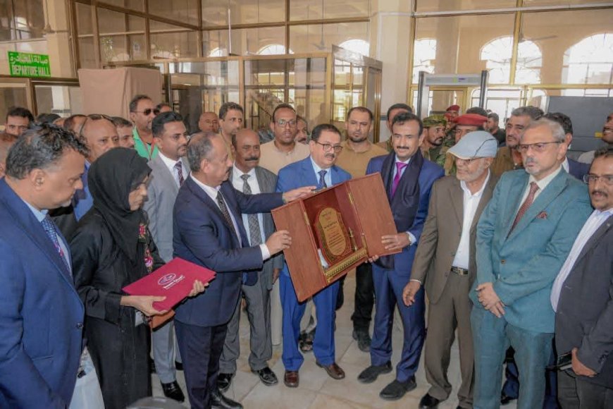 الخطوط الجوية اليمنية تستأنف رحلاتها إلى مطار عتق الدولي بعد 15 عامًا من التوقف