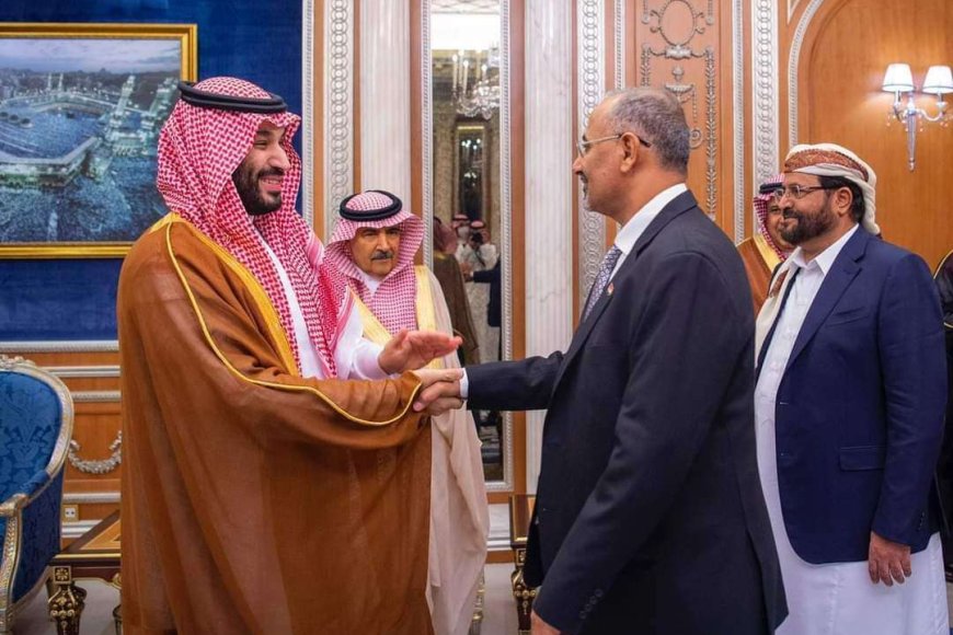 أكد مغادرة الزبيدي إلى الرياض.. مقرب من الرئاسة: ضغوط سياسية على الرئيس العليمي لقبول قرارات الزُبيدي