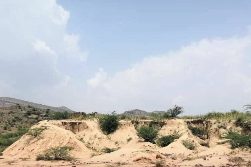 تعز.السيول تجرف مقبرة الرحبي بعزلة الشراجة .