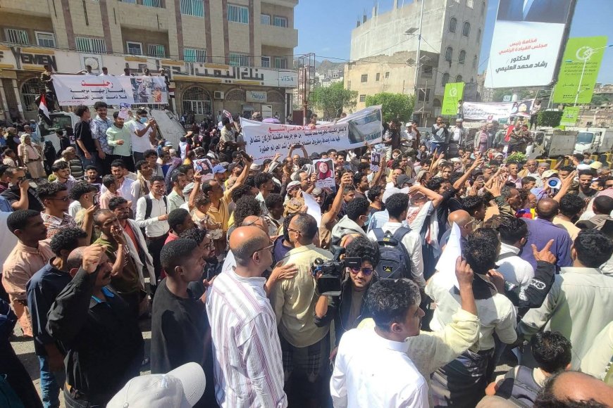 تظاهرة حاشدة أمام مبنى السلطة المحلية في تعز تطالب سرعة القبض على قتلة افتهان المشهري