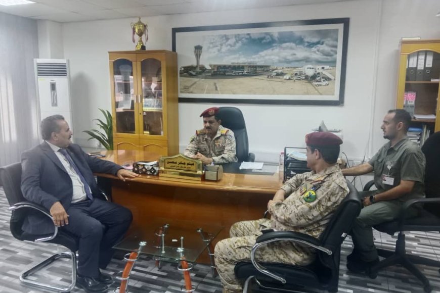 وزير الدفاع يزور مدير مطار عدن الدولي ويهنئه بنيله الثقة