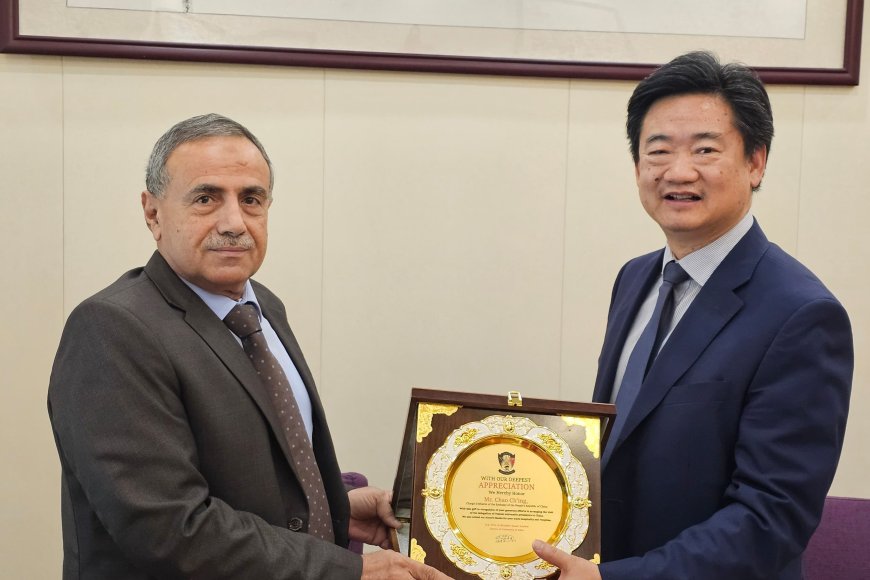 تقديرًا لدعمه الأكاديمي.. رئيس جامعة عدن يهدي درعًا تذكاريًا للقائم بأعمال السفارة الصينية في اليمن