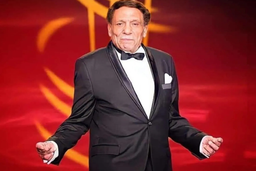 ظهور عادل إمام بالكرسي المتحرك من أمام الكعبة .. ما القصة ؟