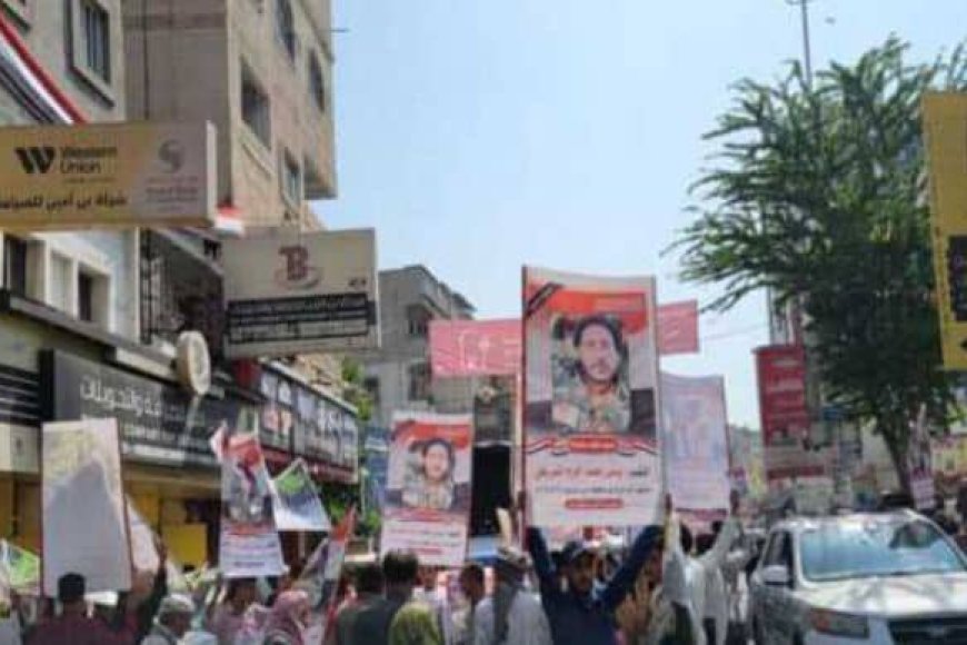 تعز..وقفة احتجاجية فيها للمطالبة بسرعة القبض على قتلة صادق ناجي البركاني.