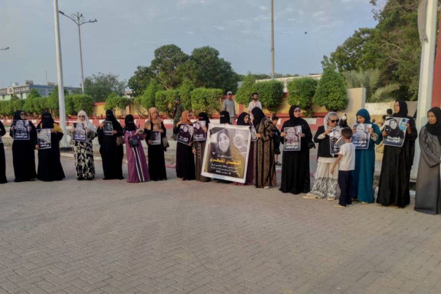 وقفة احتجاجية بمشاركة رئيسة اللجنة الوطنية للمرأة والقيادات النسوية في عدن تطالب بتحقيقات عادلة في اغتيال &quot;إفتهان المشهري&quot; 