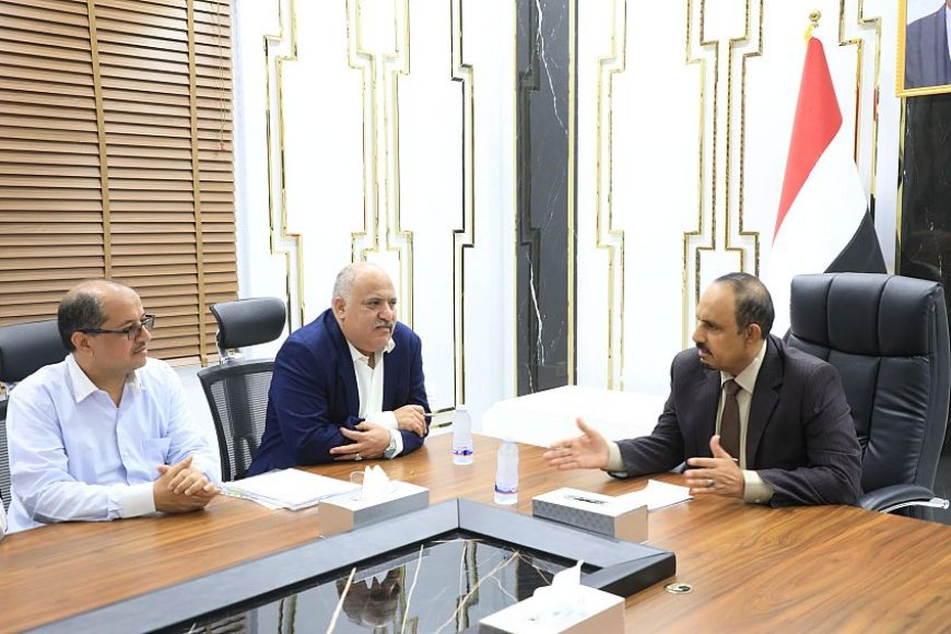 محافظ حضرموت يؤكد على أهمية تحسين قطاع الكهرباء ويطلع على المشاريع التنموية للبرنامج الإنمائي