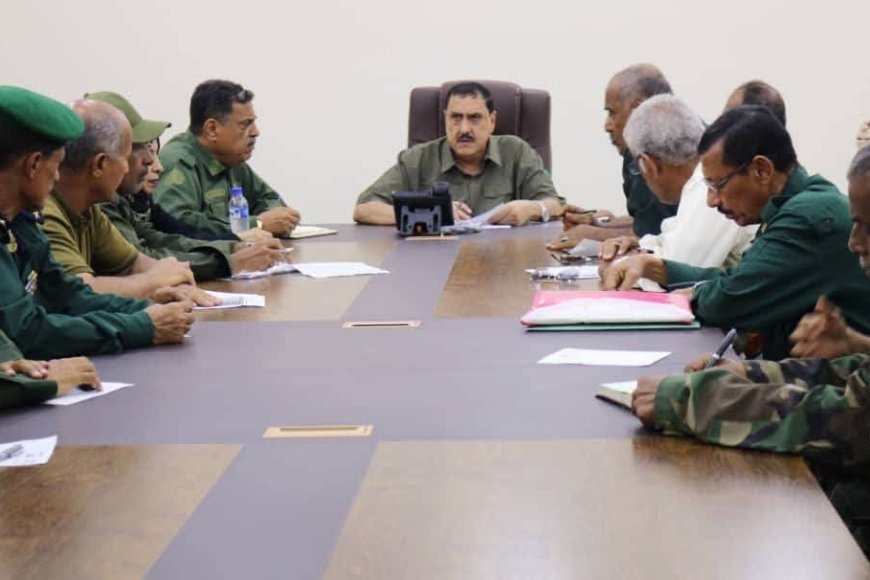 مدير أمن العاصمة عدن يترأس اجتماعًا أمنيًا بمديري الإدارات ويشدد على تعزيز الأداء والانضباط.