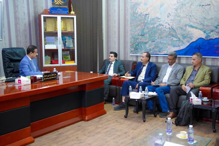 محافظ شبوة يناقش مع نائب وزير المياه والبيئة سبل دعم وتطوير القطاع في المحافظة