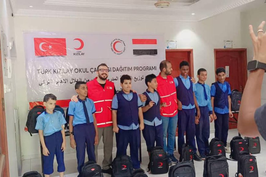 الهلال الأحمر التركي يوزع 100 حقيبة مدرسية متكاملة على أطفال التوحد في مركز جسور الأمل التنموي بعدن