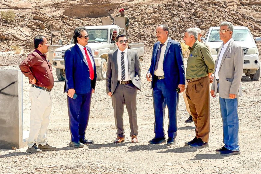 نائب وزير المياه والبيئة يزور حقول الشبكة المائية بعتق شبوة ويؤكد أهمية استكمال ماتبقى من مكوناته