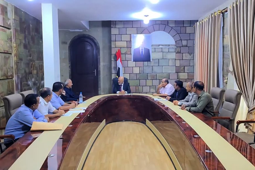 محافظ تعز يوجه بضبط الجهات الحكومية التي لم تلتزم بتوريد إيراداتها إلى البنك المركزي
