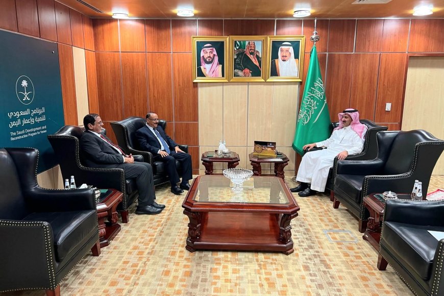 وزير النقل يلتقي السفير آل جابر المشرف العام على البرنامج السعودي لإعمار اليمن في مقر البرنامج بالرياض