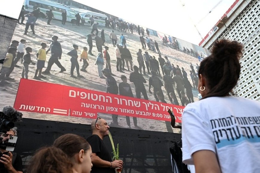 صفقة (الطوفان) في مرحلتها الثانية.. إسرائيل تحتفل بعودة أسراها والفلسطينيون يجهزون لاستقبال أسراهم
