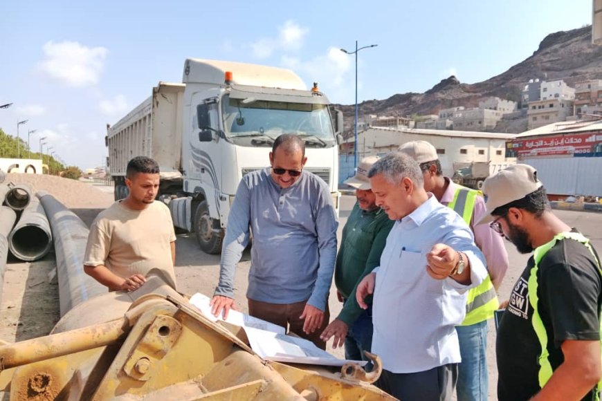 مدير مؤسسة مياه عدن يتفقد سير العمل في مشروع إعادة تأهيل خط ضخ المياه بالخط البحري