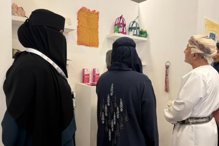 بأنامل مضيئة رغم الظلام.. كفيفات جمعية الوفاء بعدن يبرزن إبداعهن في ملتقى النور بسلطنة عُمان