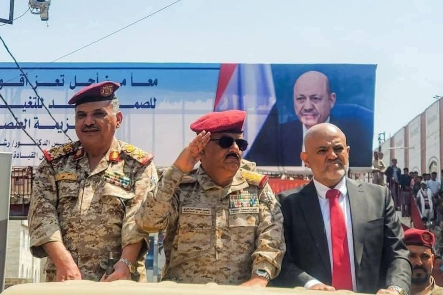 وزير الدفاع يصل محافظة تعز ويستعرض سرايا رمزية من وحدات الجيش بمحور تعز ويعقد اجتماعاً باللجنة الأمنية 