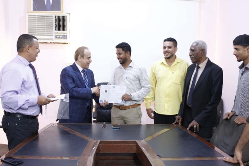 الوصابي يكرم موظفي الوزارة المتدربين في "دورة قيادة الحاسب الآلي"