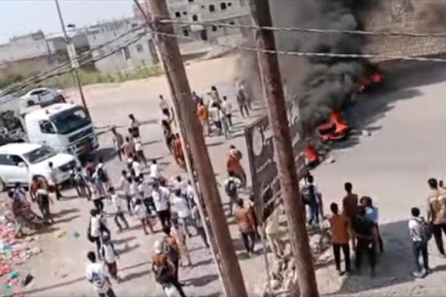 طلاب في أبين يحتجون ويقطعون الطريق بين جعار وزنجبار بسبب انقطاع الكهرباء