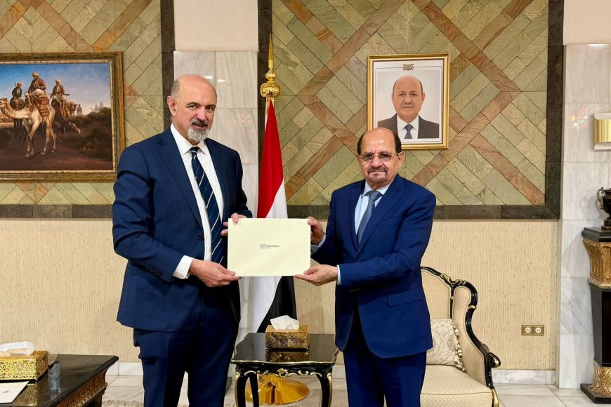 وزير الخارجية يتسلم نسخة من أوراق اعتماد السفير الأسترالي لدى اليمن