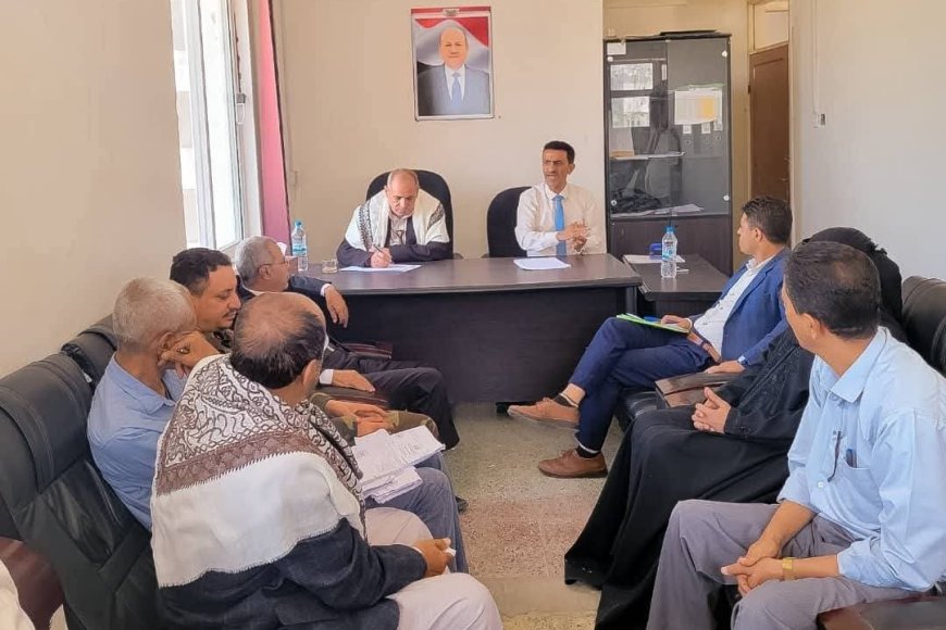وكيل أول محافظة تعز يتفقد احتياجات مديرية القاهرة ويشيد بمشاريعها الخدمية