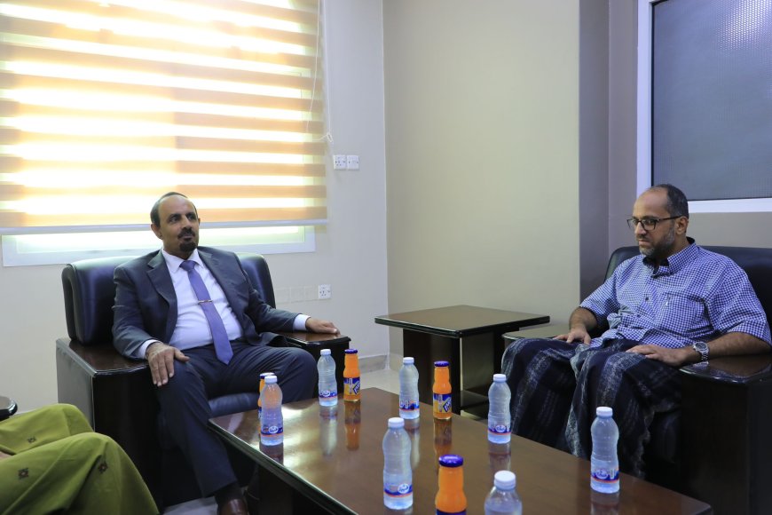 محافظ حضرموت الأستاذ مبخوت بن ماضي يبحث مع رئيس الغرفة التجارية الأوضاع التموينية وسبل تعزيز الاستثمار للدفع بعجلة التنمية