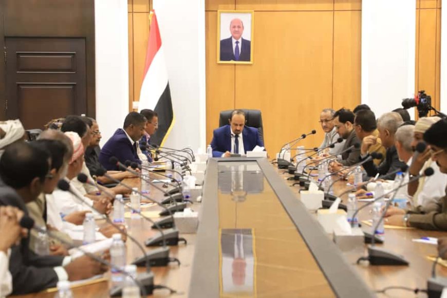 محافظ حضرموت يعقد لقاءً موسعاً لبحث احتياجات المديريات وتعزيز التنمية المحلية