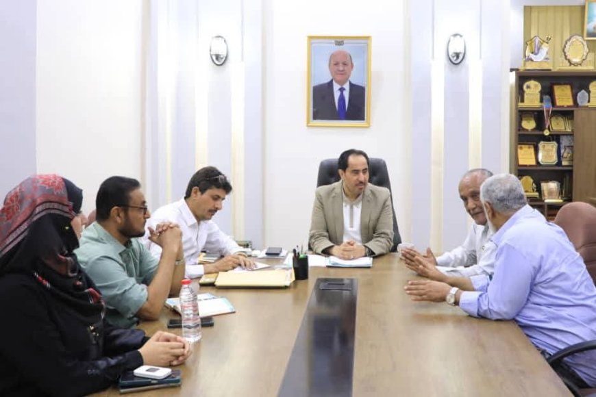 الوزير البكري يلتقي رئيس اللجنة المجتمعية لمشروع ترميم ملعب البيتي بجعار