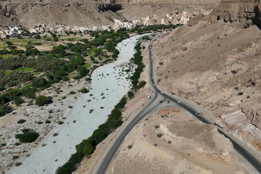 محافظ حضرموت الأستاذ مبخوت بن ماضي يقوم بزيارة تفقدية لمديرية دوعن ويؤكد دعم السلطة المحلية للنهوض التنموي بالمديرية