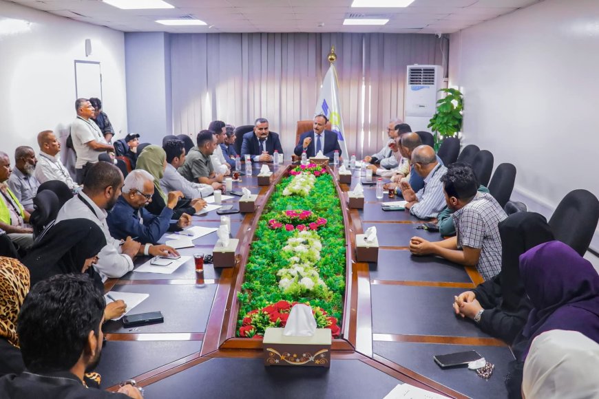 وزير النقل يتفقد سير العمل بمطار عدن الدولي ويعقد اجتماعاً موسعاً لقياداته الادارية والفنية والأمنية 