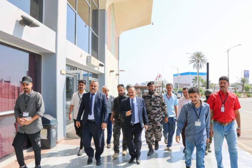 وزير النقل يتفقد سير العمل بمطار عدن الدولي ويعقد اجتماعاً موسعاً لقياداته الادارية والفنية والأمنية 