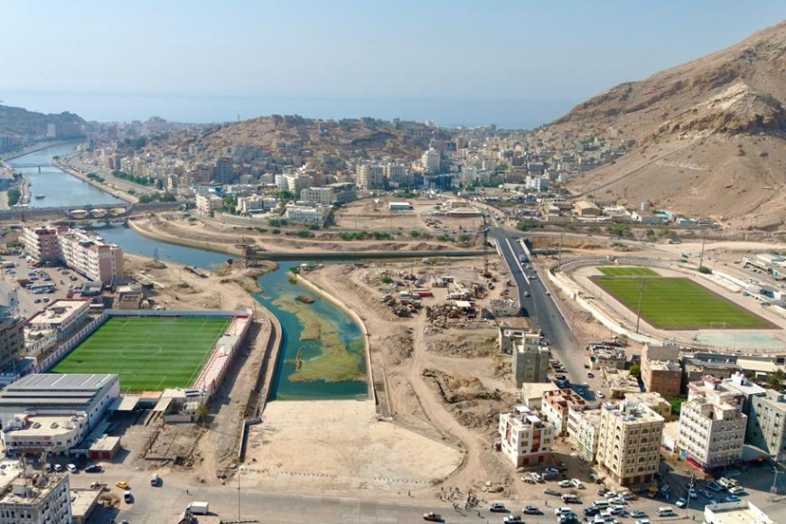 محافظ حضرموت الأستاذ مبخوت بن ماضي يتفقّد جسر المنورة في المكلا ويطلع على مستوى الانجاز في المرحلة الثانية لخور المكلا