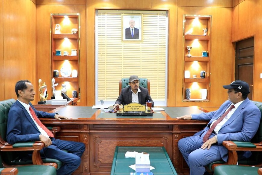 المحافظ بن ماضي يبحث مع رئيس الهيئة العامة للطيران المدني والأرصاد تعزيز نشاط مطاري الريان وسيئون