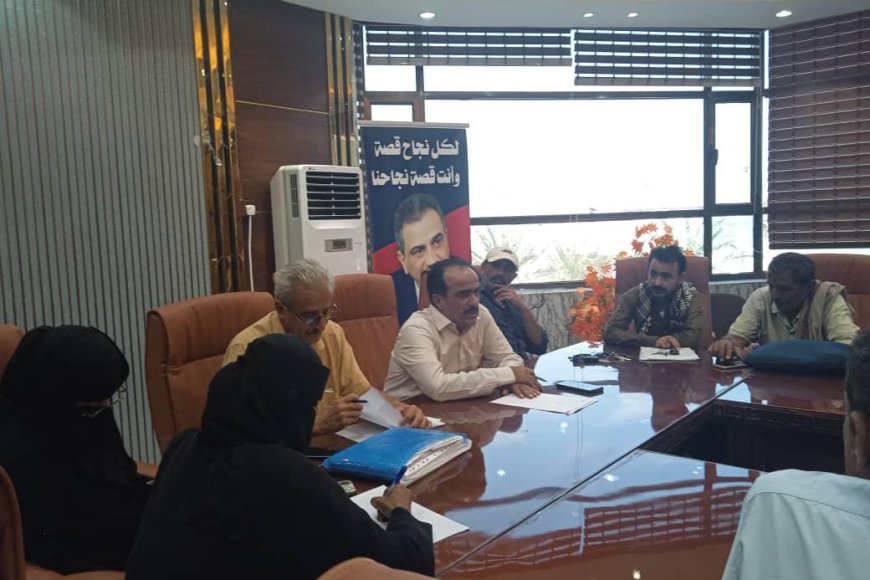 مدير عام خور مكسر يعقد اجتماعًا بمكتب الصناعة والتجارة واللجان المجتمعية لمناقشة ضبط الأسعار والمخالفات الإنشائية