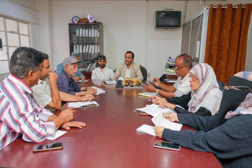 اجتماع لمتابعة مستوى تنفيذ مشاريع البرنامج الاستثماري بمديرية صيرة بعدن