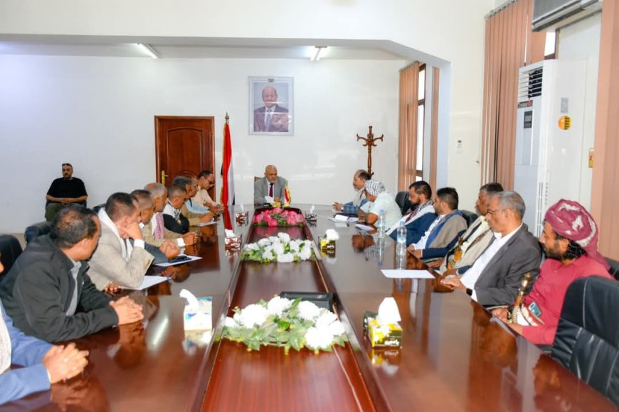 محافظ تعز يلتقي قيادات المقاومة الشعبية ويؤكد على تعزيز دور القضاء وتحييده