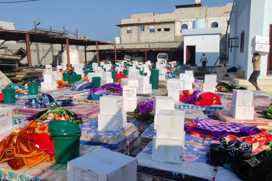 الهلال الأحمر اليمني يوزع مساعدات إيوائية للمتضررين من سيول الأمطار في عدن