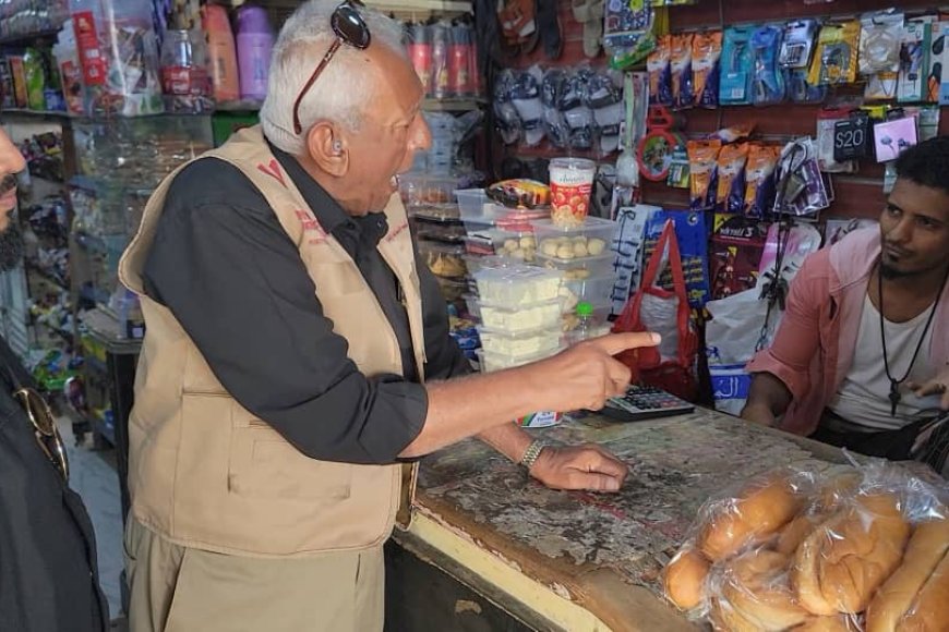 مكتب صناعة المنصورة بعدن يواصل حملته الرقابية لضبط الأسعار ويغلق عدد من المحلات المخالفة