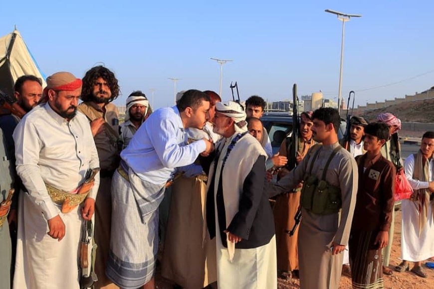 الغيضة: الوكيل محمد معوضة يستقبل الشيخ سالم المقدم في مخيم الاعتصام بشأن قضية مقتل الطفل الجرادي