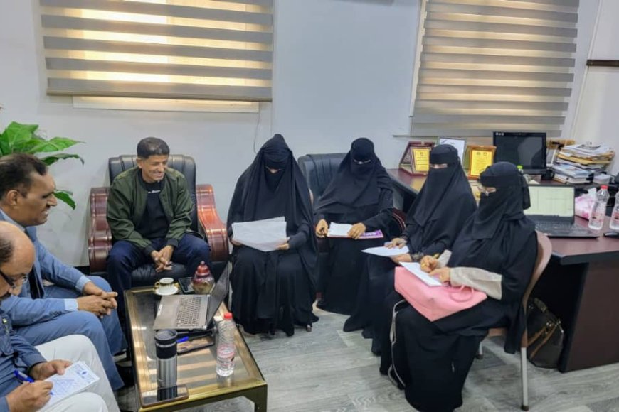 حلقة نقاش في كلية اللغات بجامعة عدن حول استخدام تطبيقات جوجل في إعداد استمارات التقييم