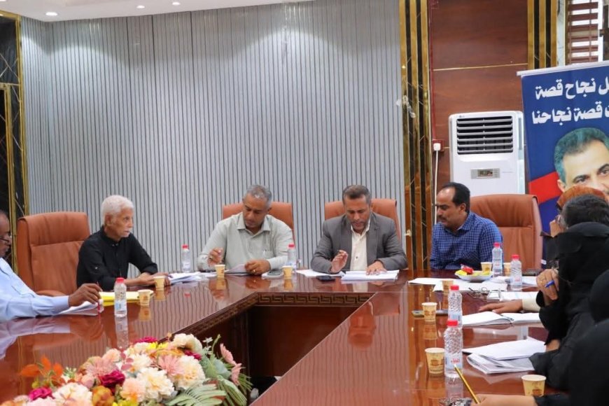 مدير عام خورمكسر يبحث مع وكيل عدن لشؤون المشاريع مستوى تنفيذ البرنامج الاستثماري لعام 2025