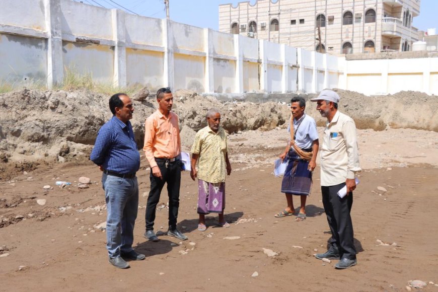 مدير عام مديرية خورمكسر يتفقد أعمال بناء فصول إضافية  في ثانوية عبدالباري للبنات