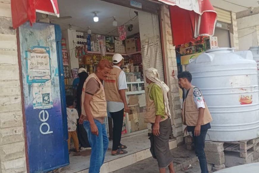 مكتب الصناعة بخورمكسر يسلّم 31 تكليف حضور ويتلف سلعًا غذائية منتهية الصلاحية