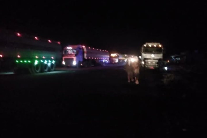 جنود يحتجزون 150 قاطرة وقود في أبين احتجاجًا على تأخر رواتبهم