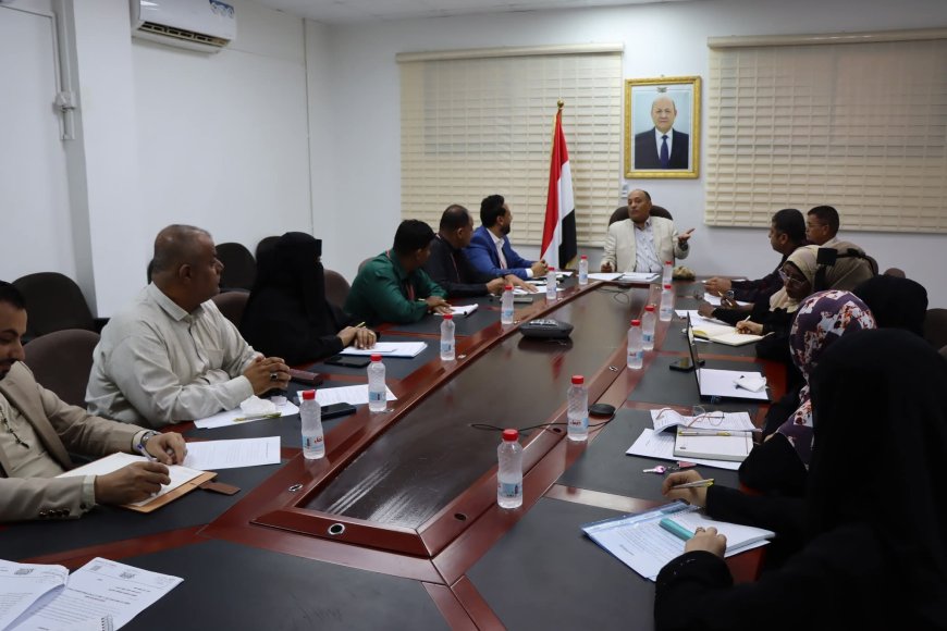 اجتماع في وزارة الصناعة والتجارة بعدن يناقش تشجيع الاستثمار في صناعة الأدوية وتوطين الصناعة الدوائية