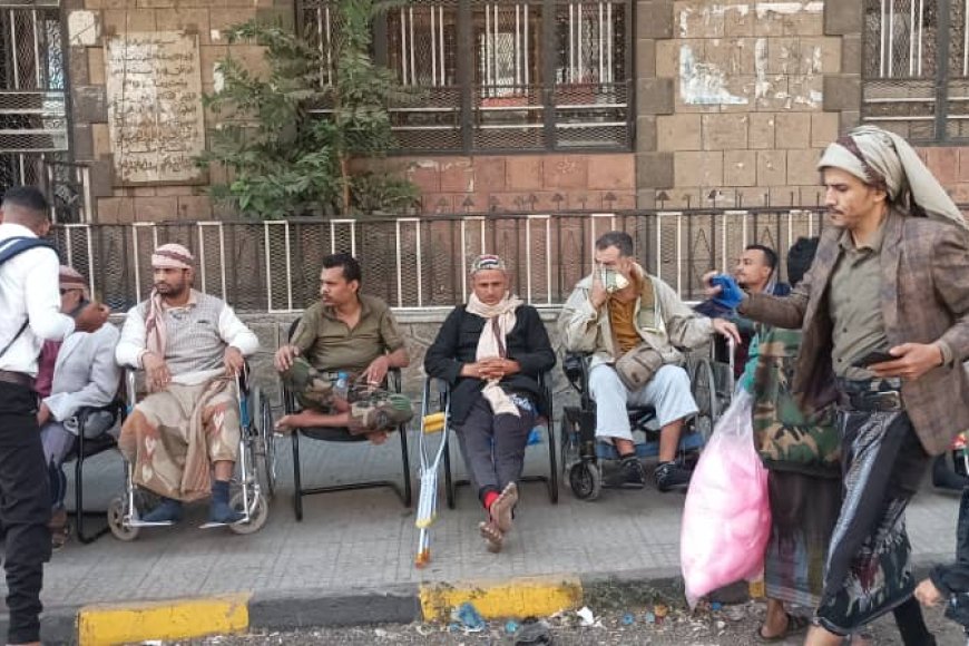 جرحى الجيش في مأرب يواصلون اعتصامهم المفتوح لليوم السادس مطالبين بحقوقهم الإنسانية
