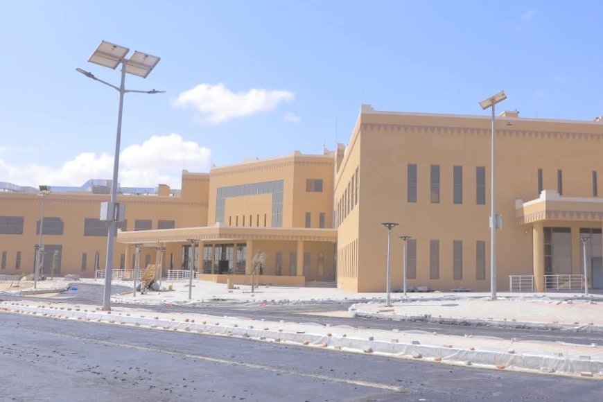 بدء أعمال السفلتة في مواقف مدينة الملك سلمان الطبية بالمهرة