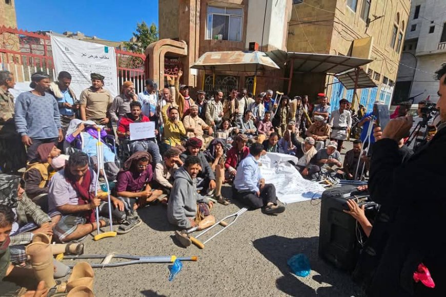 تعز .جرحى الجيش ينفذون وقفة احتجاجية ويعلنون اعتصامًا مفتوحًا أمام مبنى المحافظة المؤقت للمطالبة بحقوقهم وإنهاء معاناتهم المستمرة.